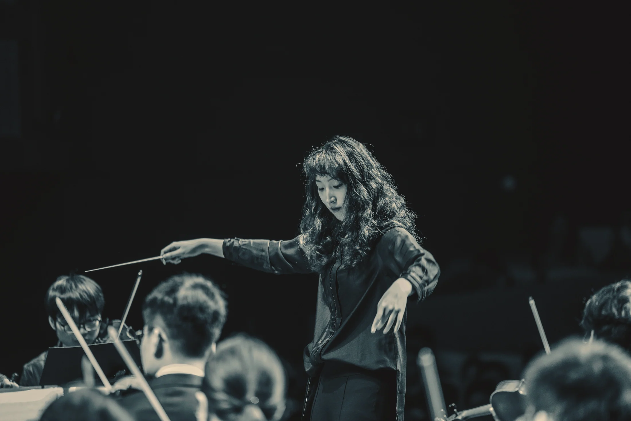 Peiwen Zou conducting an ensemble